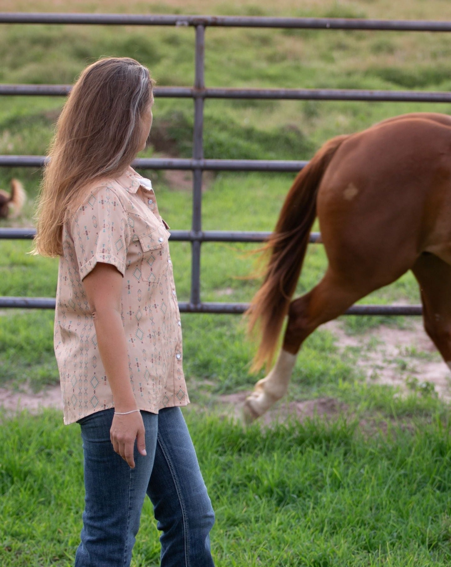 Las Cruces Pearl Snap Shirt on model
